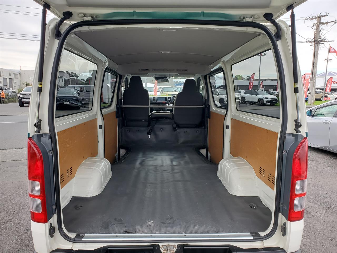 2021 Toyota Hiace thumbnail