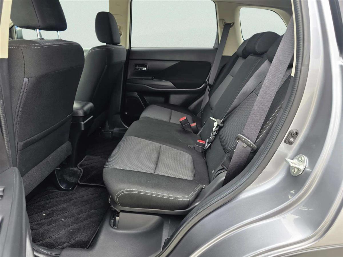 2015 Mitsubishi Outlander thumbnail