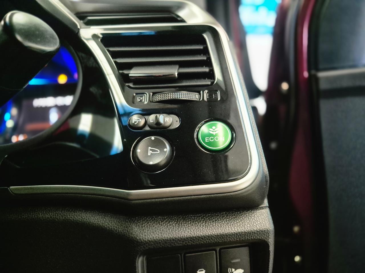 2014 Honda Grace thumbnail