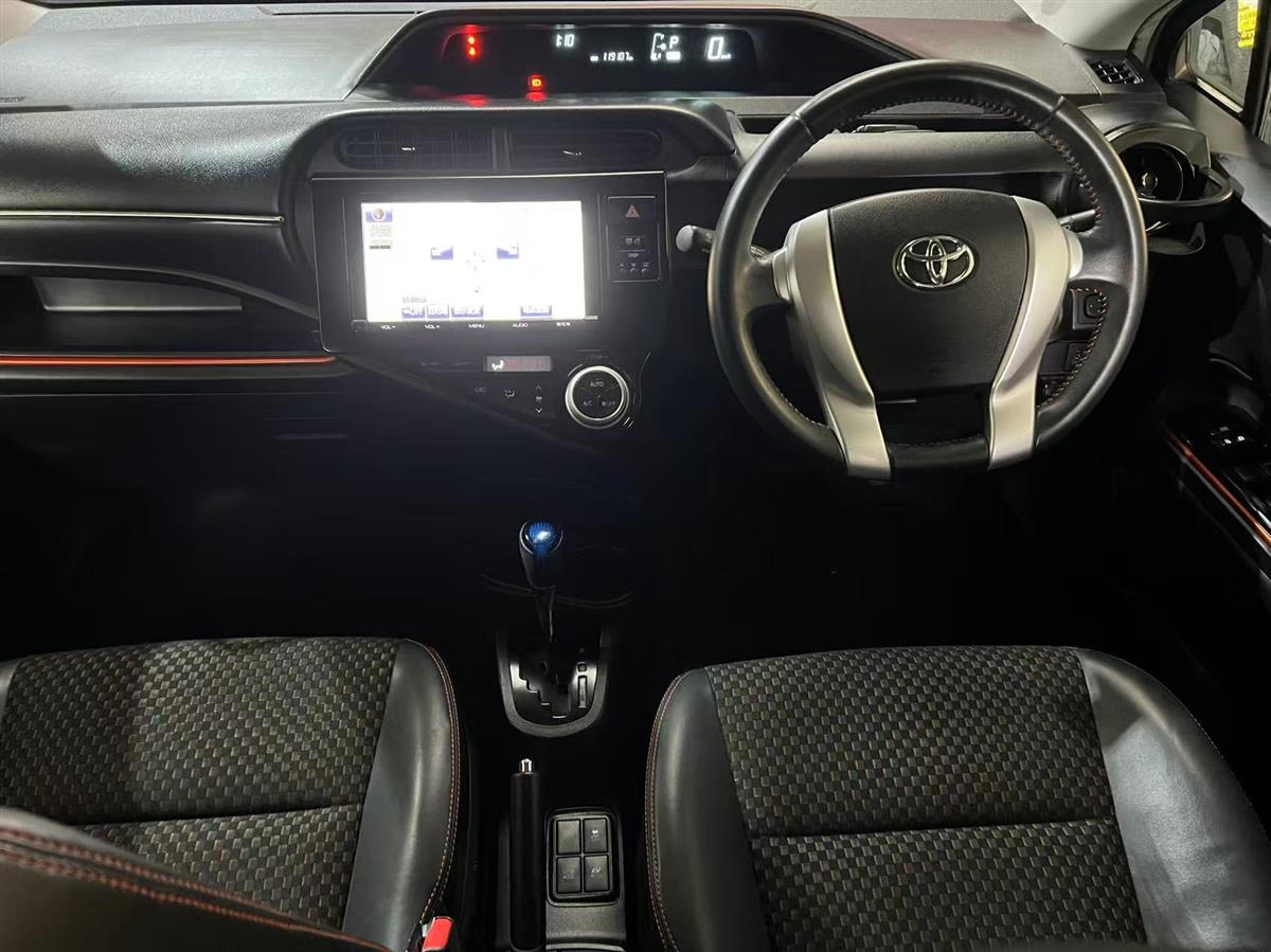 2015 Toyota Aqua thumbnail