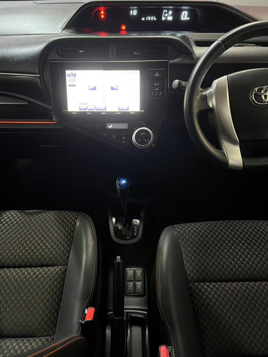 2015 Toyota Aqua thumbnail