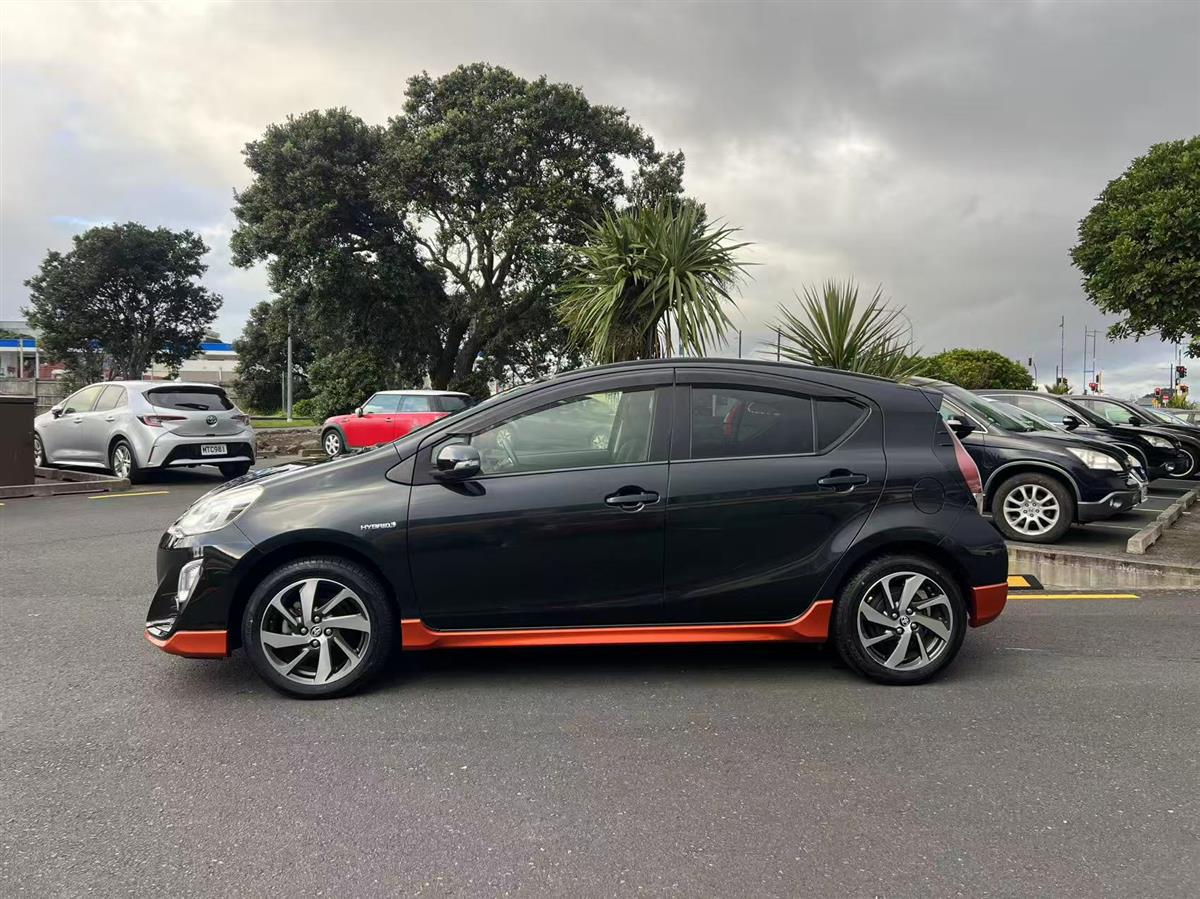 2015 Toyota Aqua thumbnail