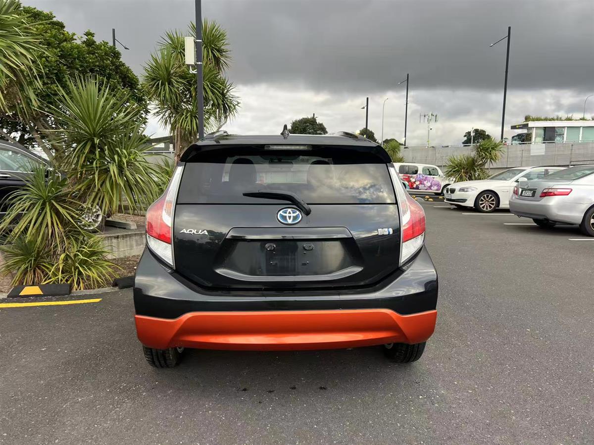 2015 Toyota Aqua thumbnail