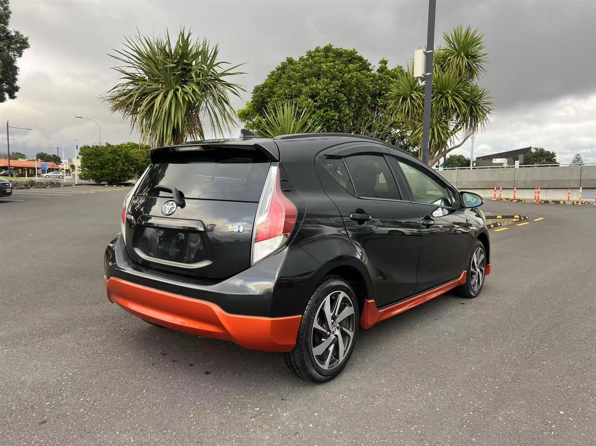 2015 Toyota Aqua thumbnail