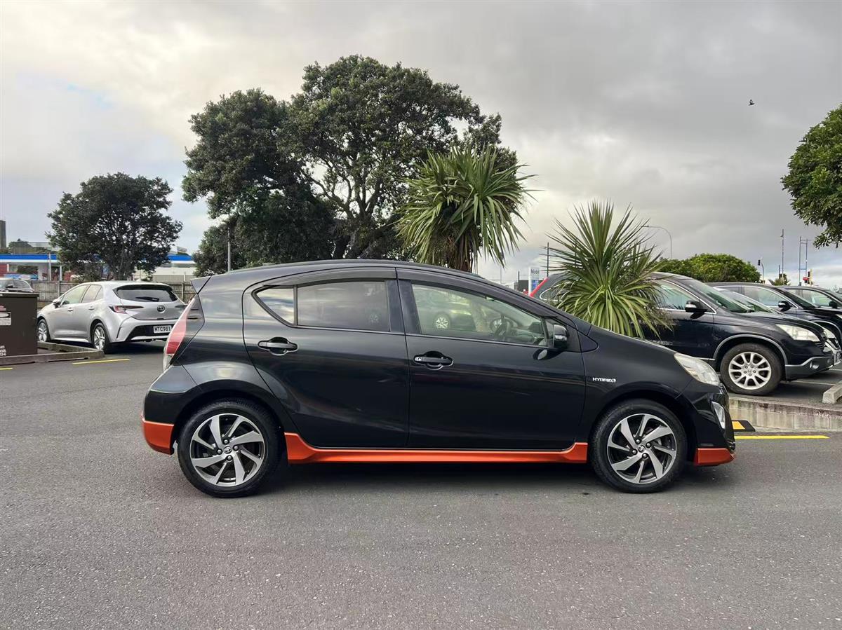 2015 Toyota Aqua thumbnail
