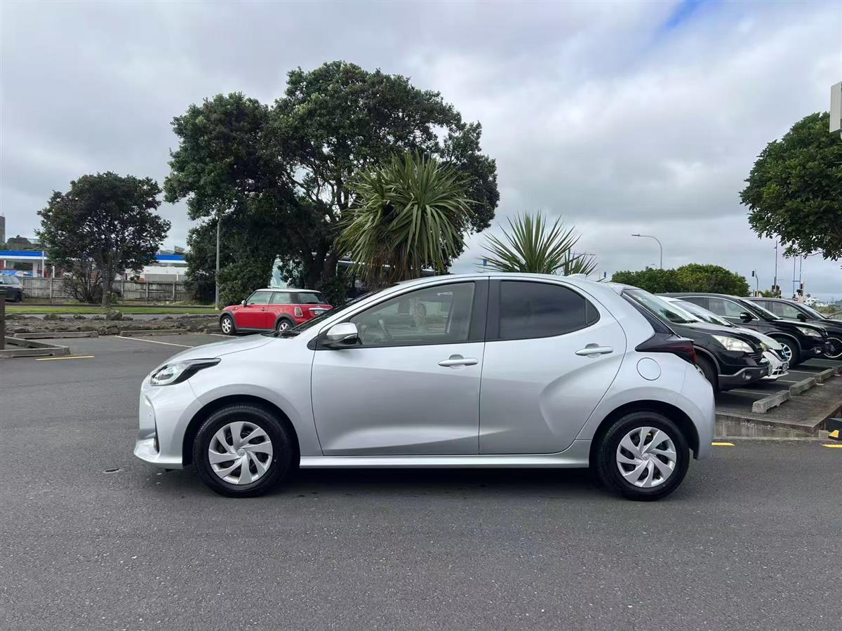 2021 Toyota Yaris thumbnail