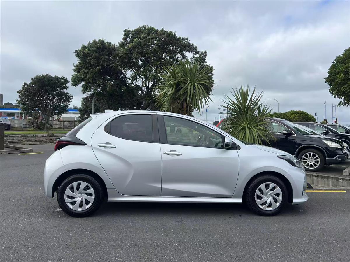 2021 Toyota Yaris thumbnail