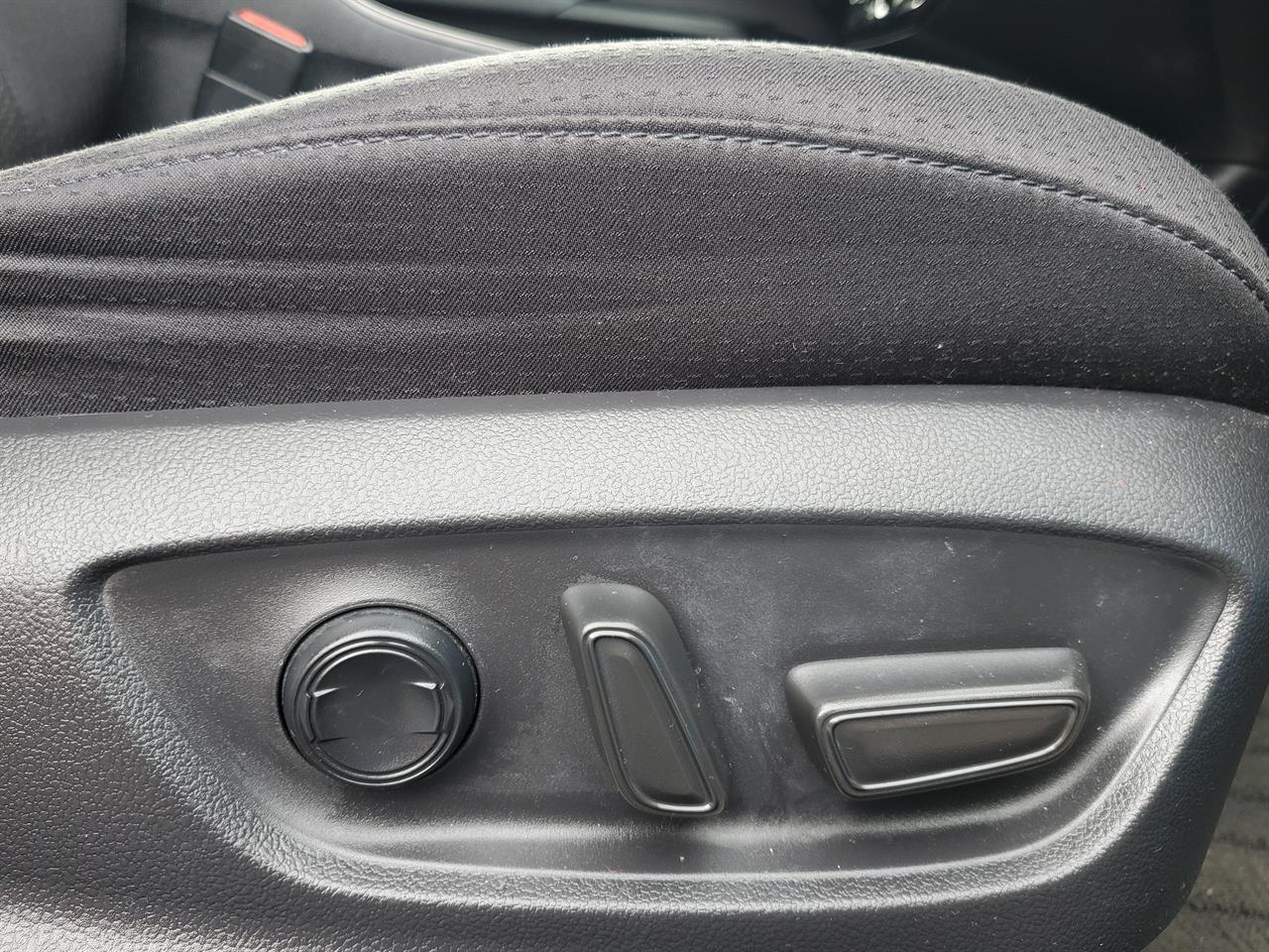 2019 Toyota Prius thumbnail