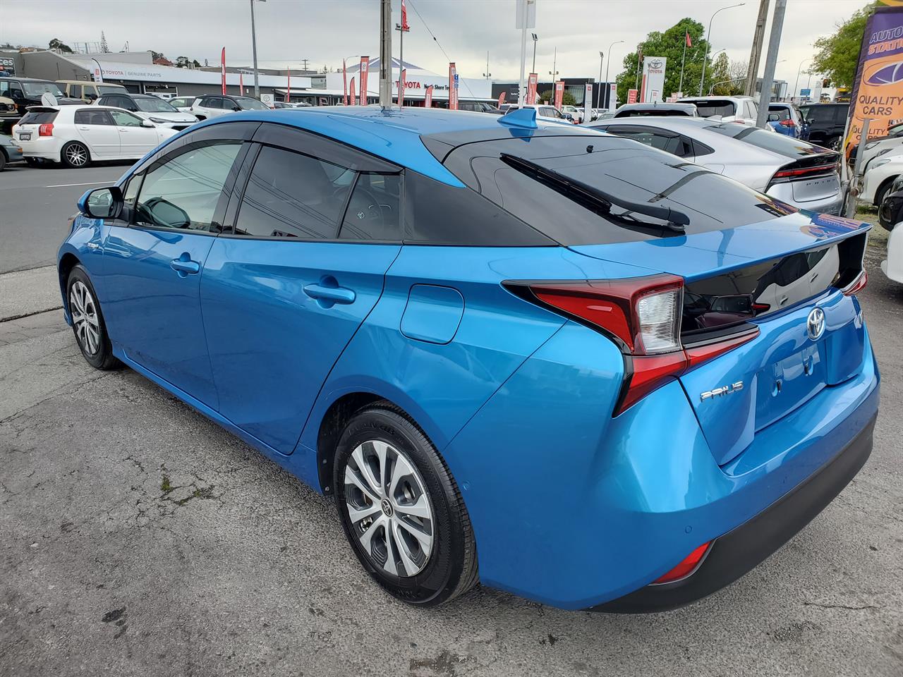 2019 Toyota Prius thumbnail