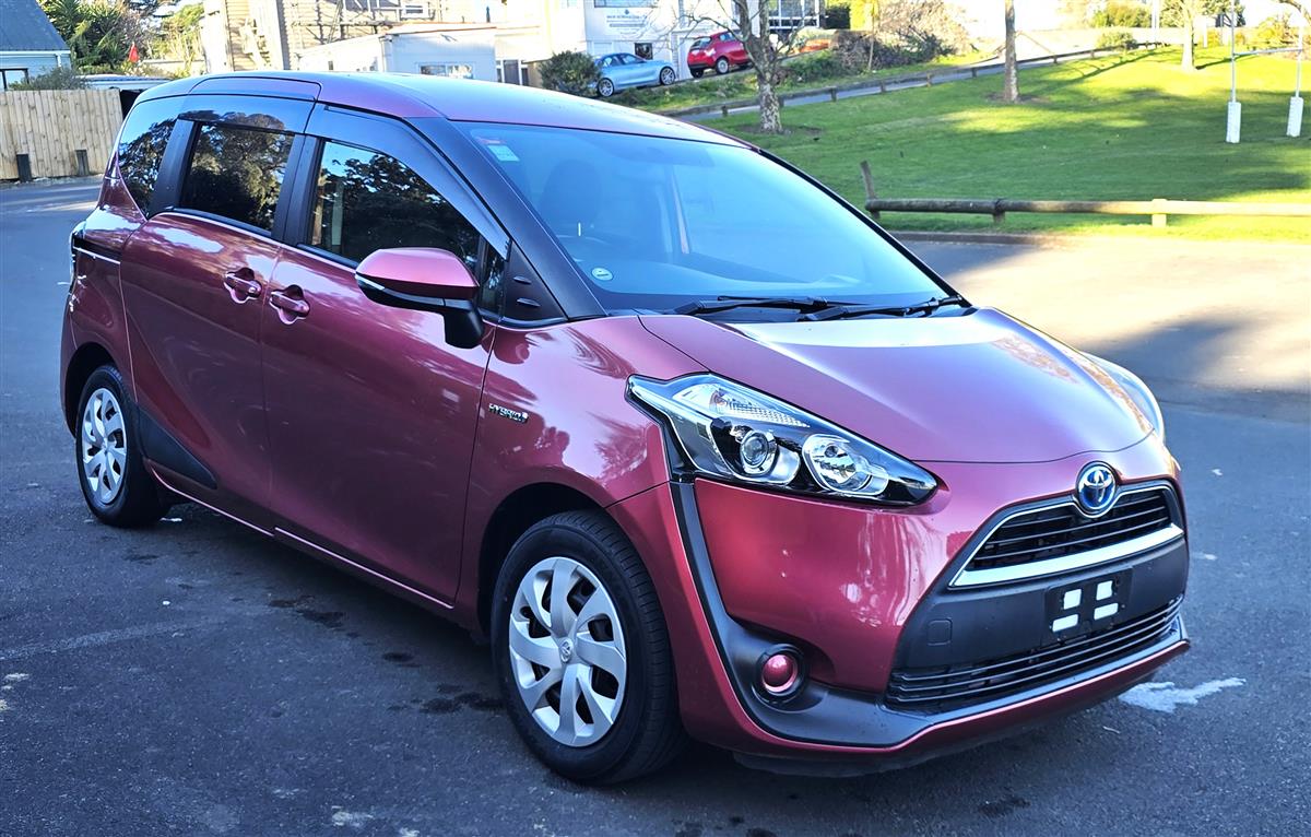 2016 Toyota Sienta thumbnail