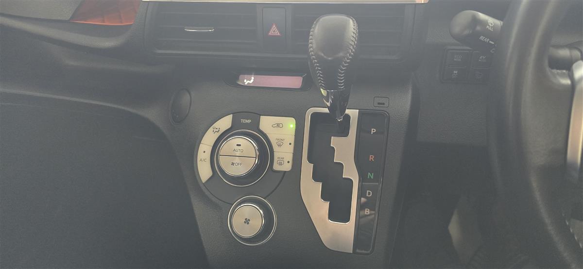 2016 Toyota Sienta thumbnail