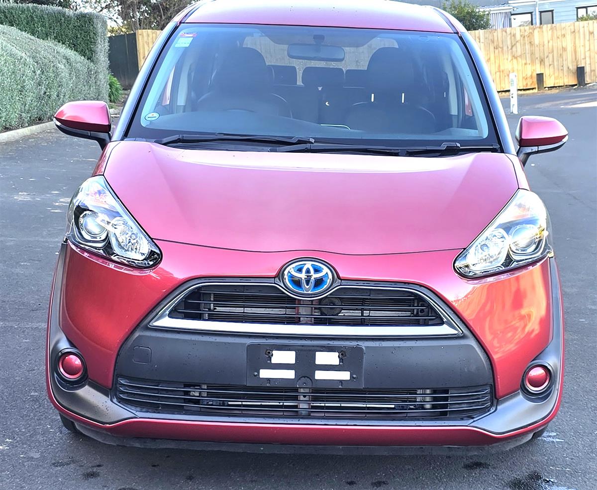 2016 Toyota Sienta thumbnail