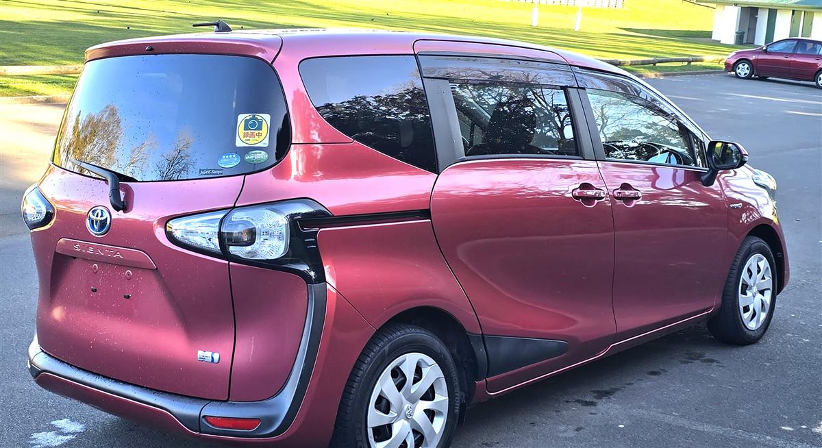 2016 Toyota Sienta thumbnail