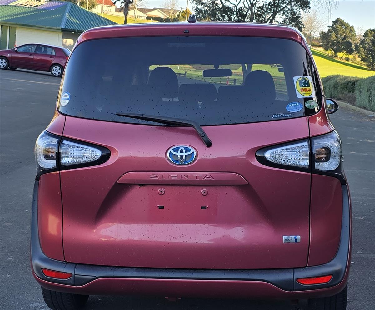 2016 Toyota Sienta thumbnail