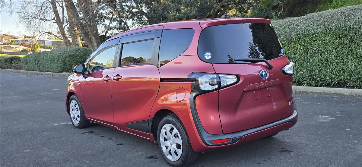 2016 Toyota Sienta thumbnail
