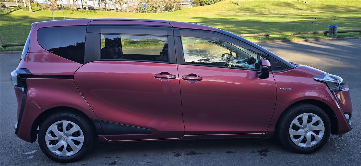 2016 Toyota Sienta thumbnail