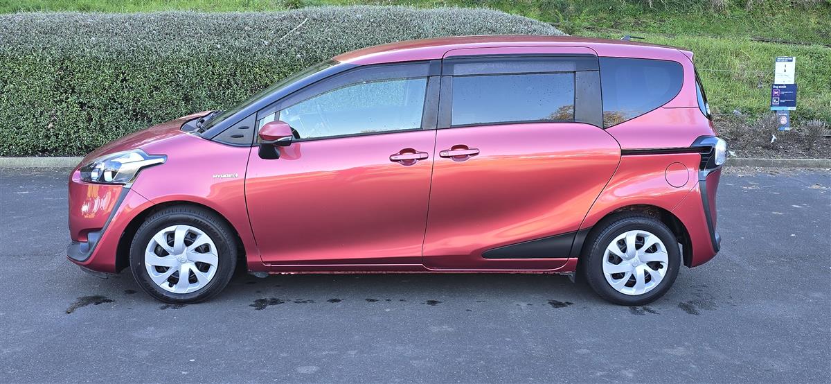 2016 Toyota Sienta thumbnail