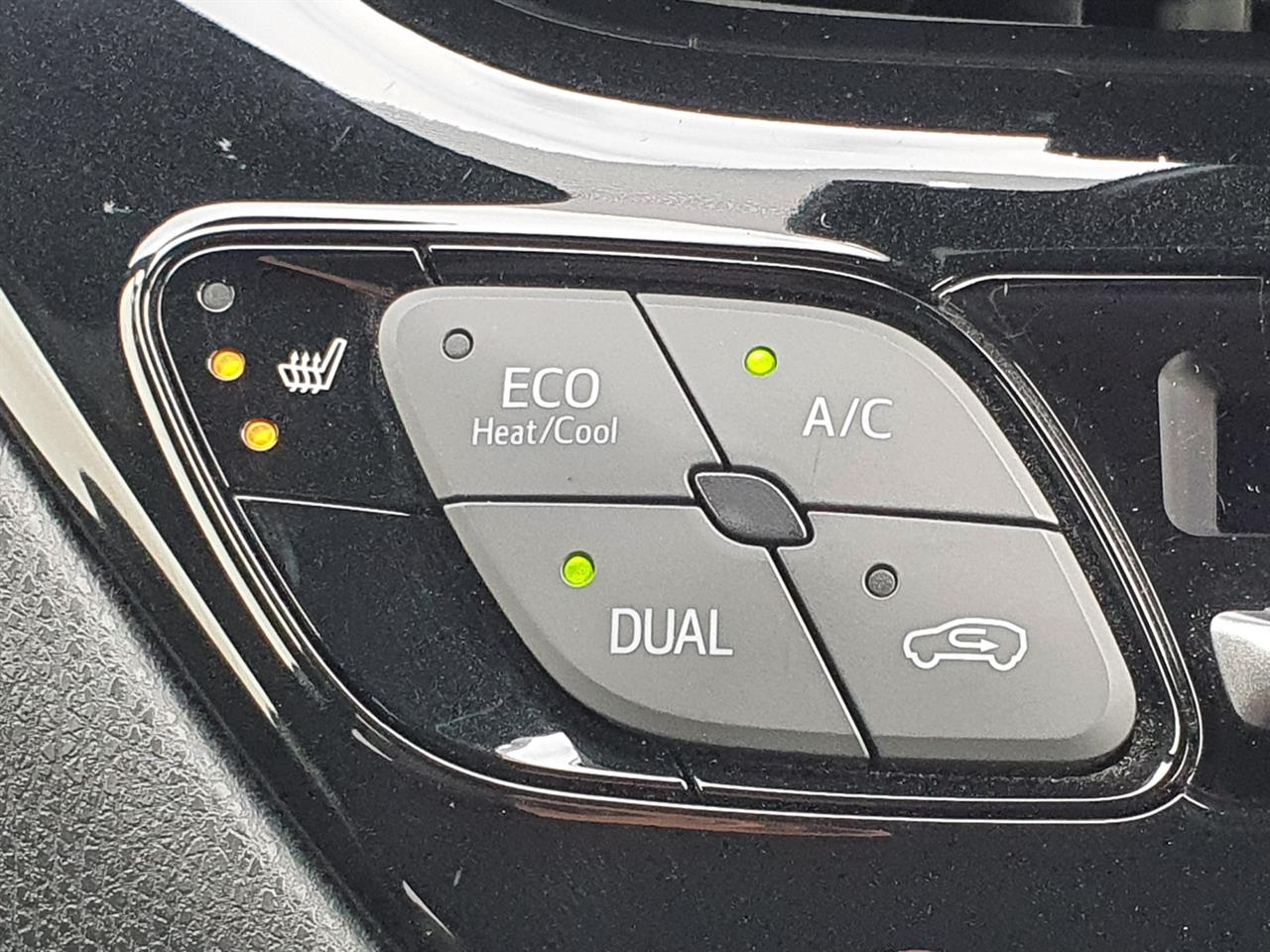 2021 Toyota C-HR thumbnail