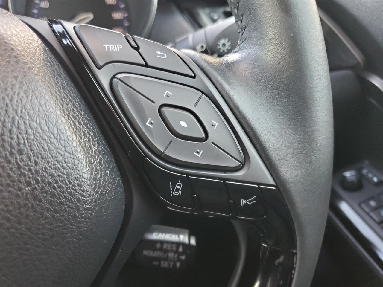 2021 Toyota C-HR thumbnail