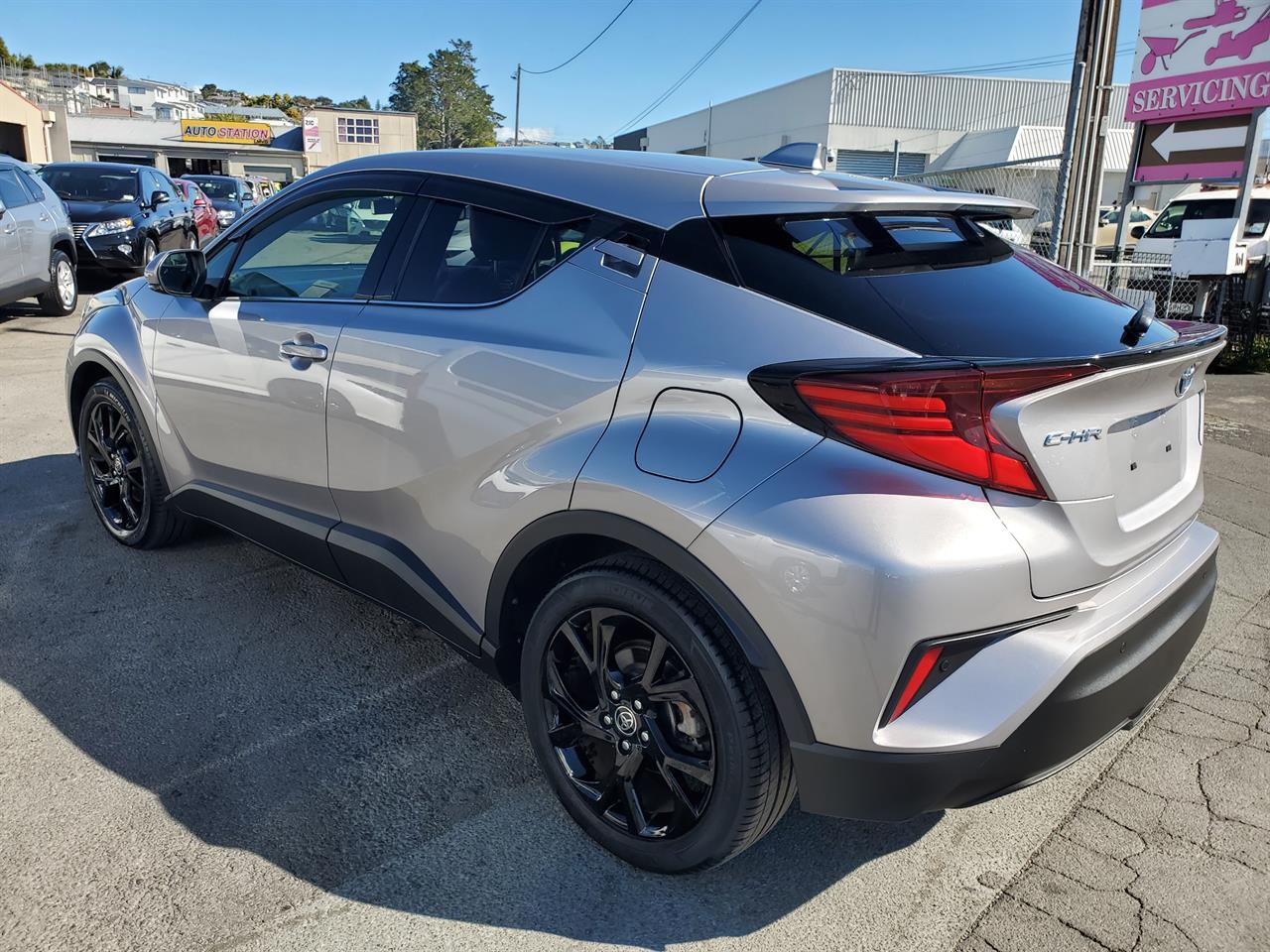 2021 Toyota C-HR thumbnail