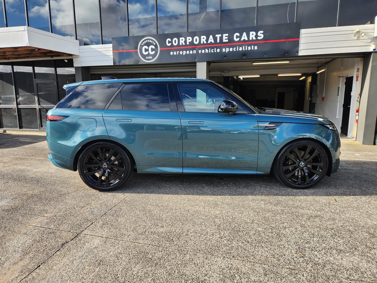 2023 Land Rover Range Rover Sport thumbnail
