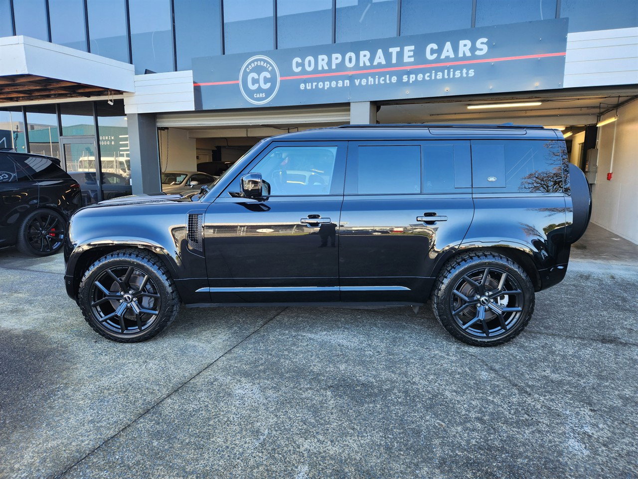2024 Land Rover Defender thumbnail