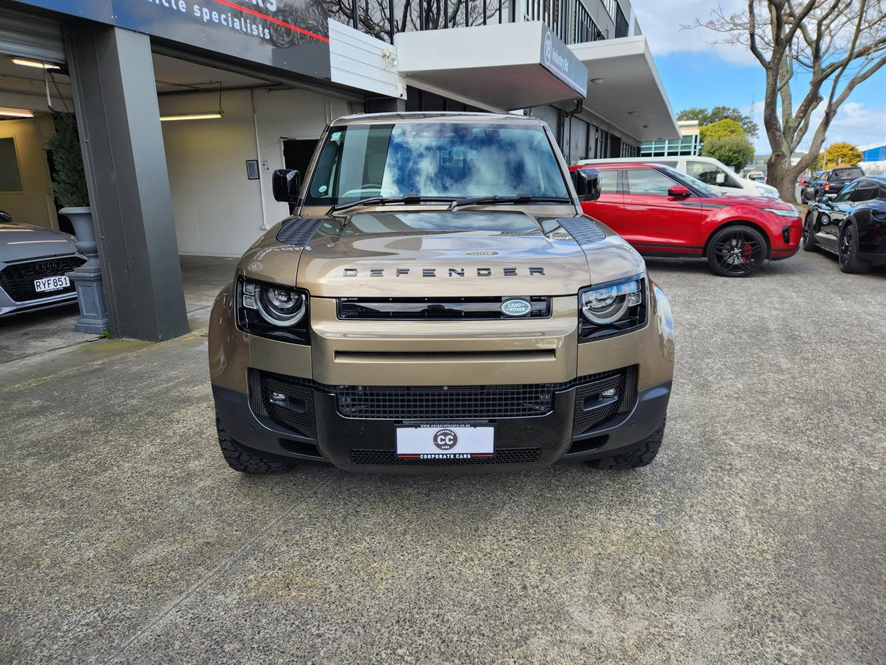 2024 Land Rover Defender thumbnail