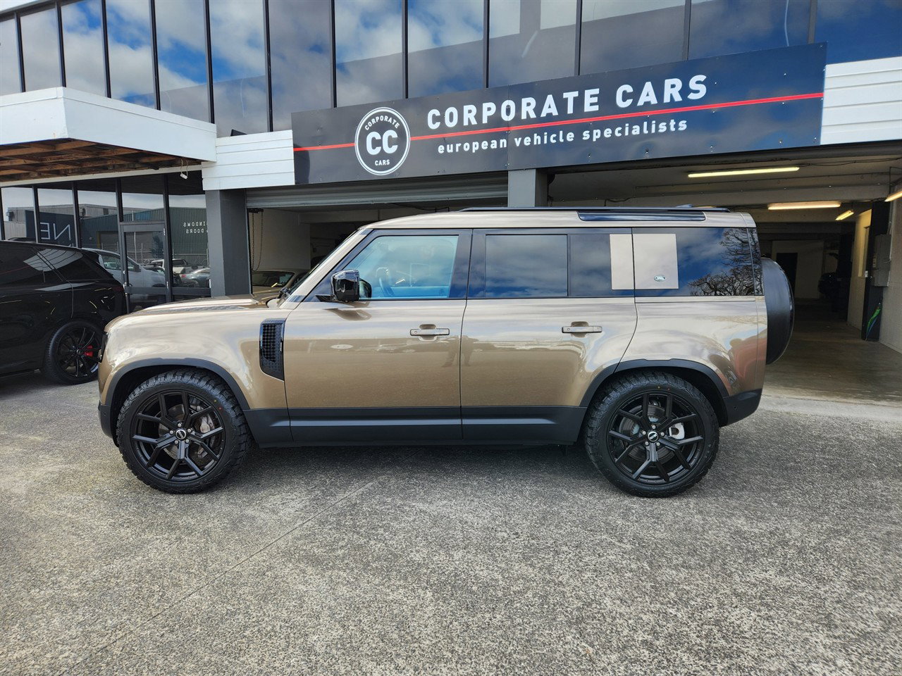 2024 Land Rover Defender thumbnail