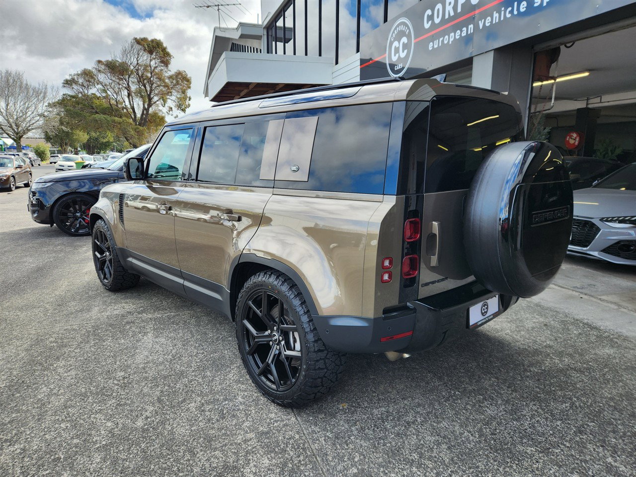 2024 Land Rover Defender thumbnail