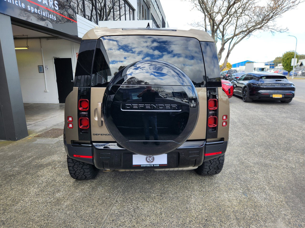 2024 Land Rover Defender thumbnail