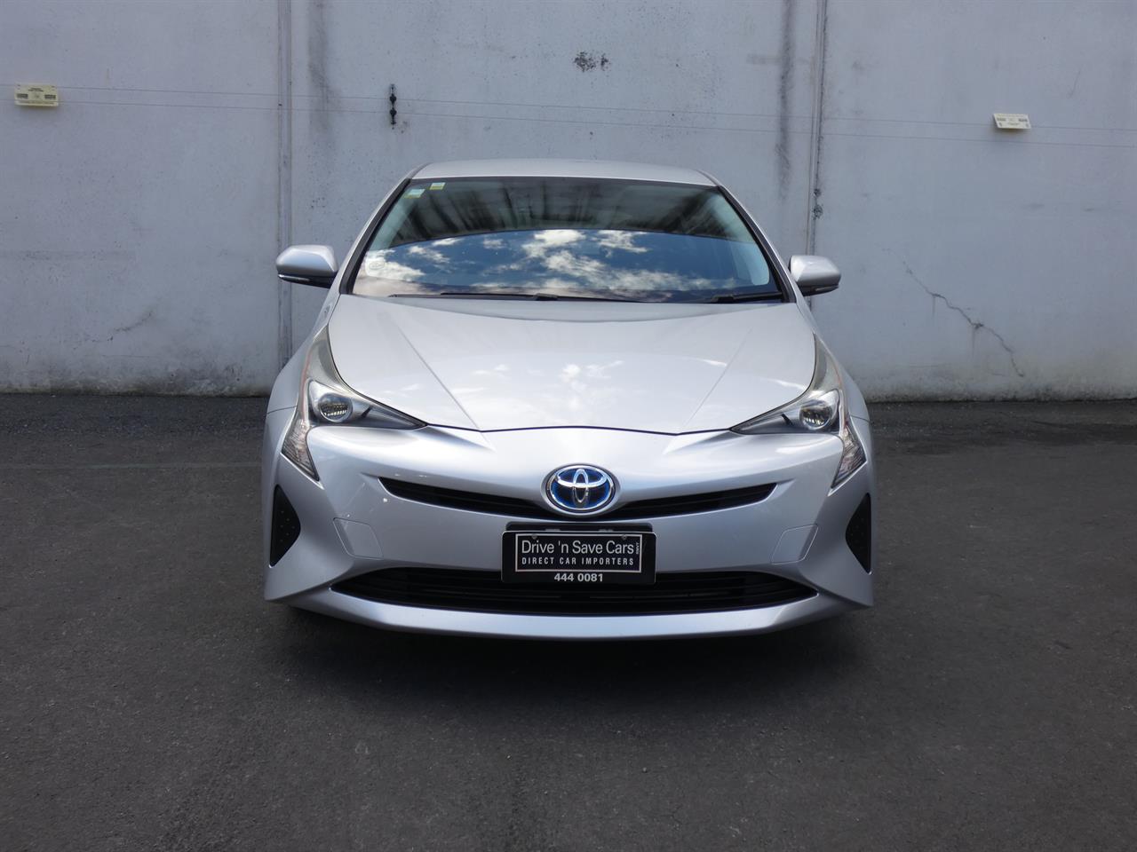 2017 Toyota Prius thumbnail