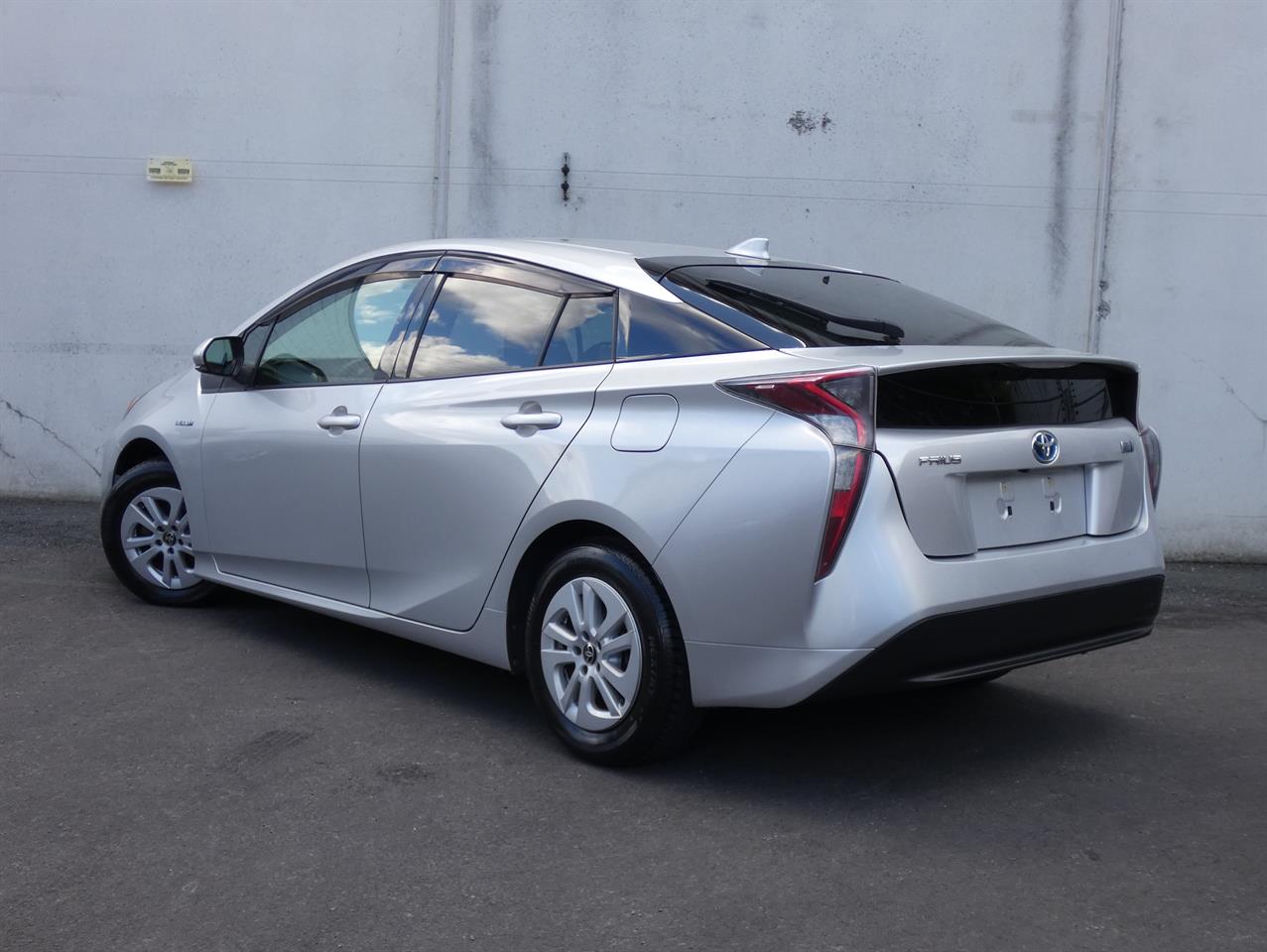 2017 Toyota Prius thumbnail