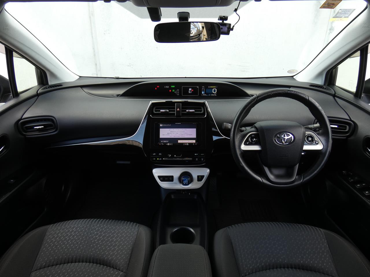 2017 Toyota Prius thumbnail