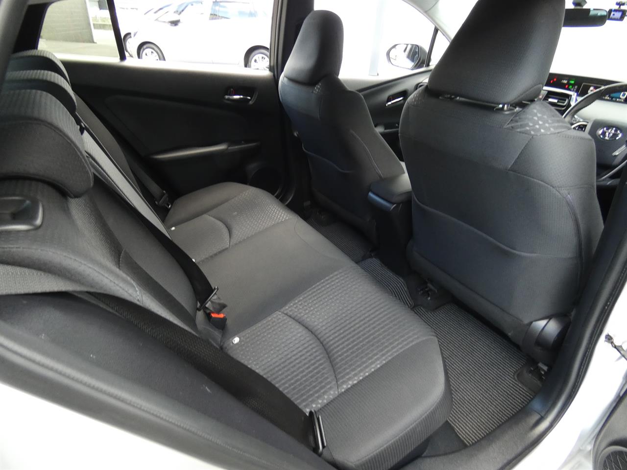 2017 Toyota Prius thumbnail