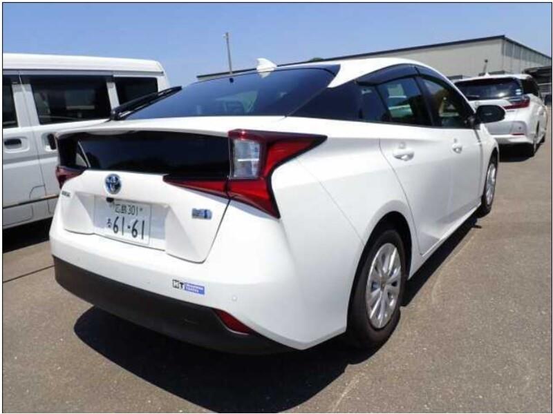 2021 Toyota Prius thumbnail