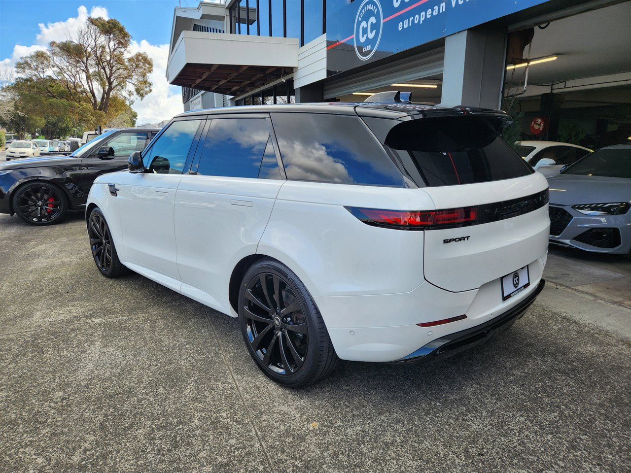 2024 Land Rover Range Rover Sport thumbnail
