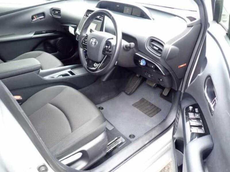 2020 Toyota Prius thumbnail