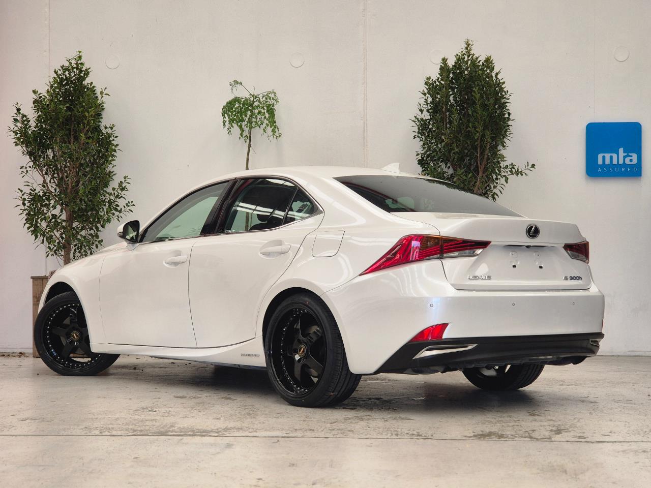 2016 Lexus IS thumbnail