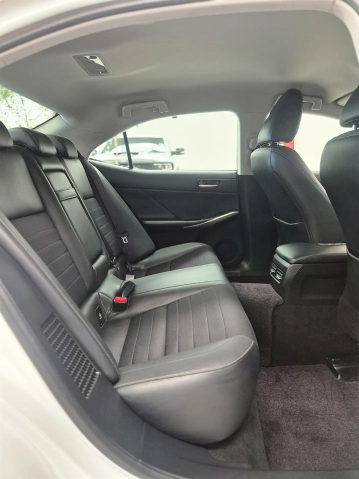 2016 Lexus IS thumbnail