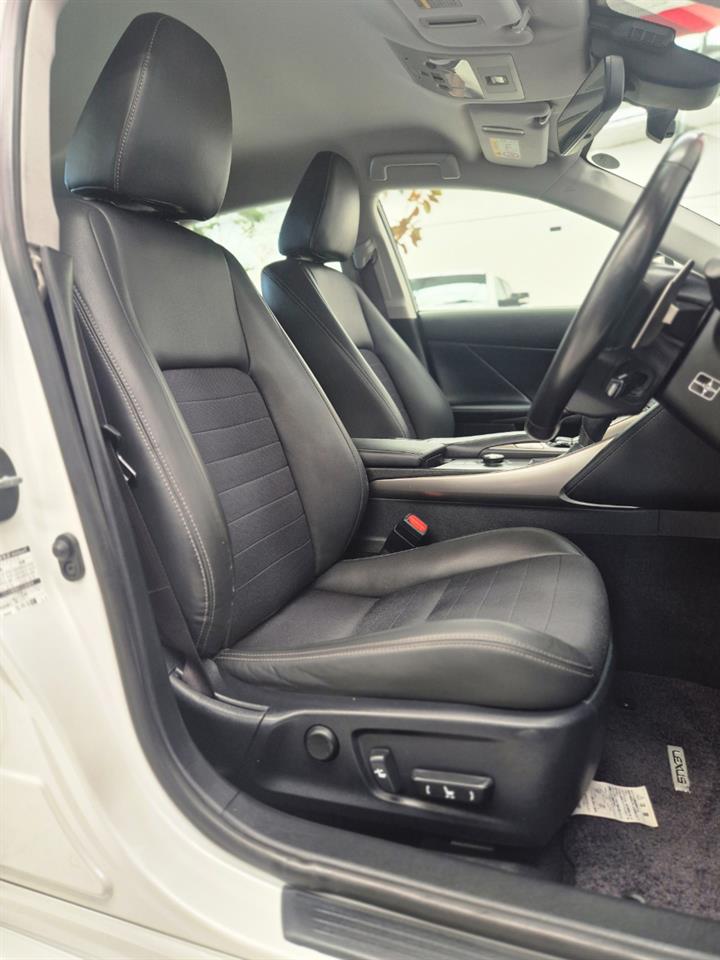 2016 Lexus IS thumbnail