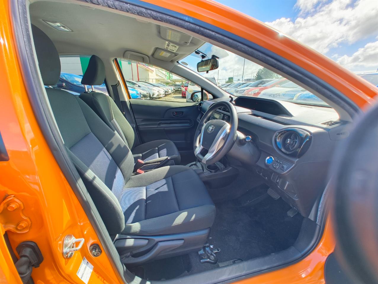 2015 Toyota Aqua thumbnail