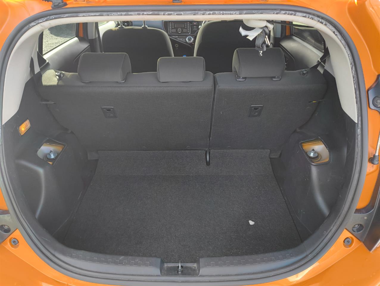 2015 Toyota Aqua thumbnail
