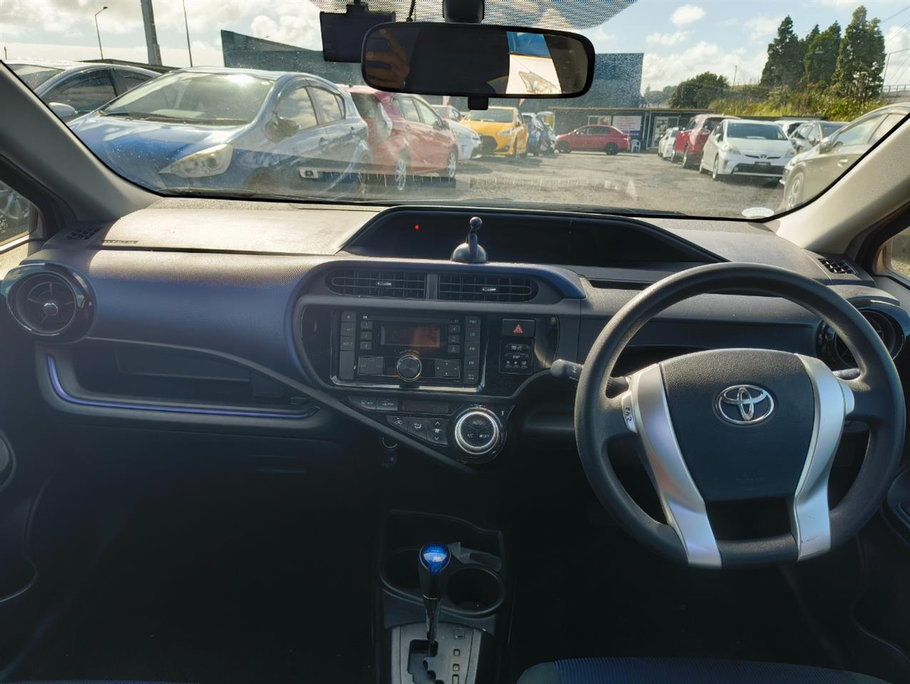 2015 Toyota Aqua thumbnail