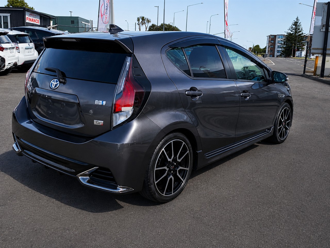 2016 Toyota Aqua thumbnail