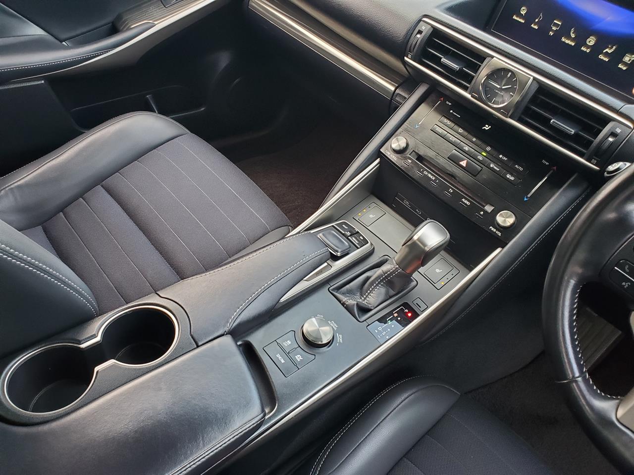 2017 Lexus IS300h thumbnail