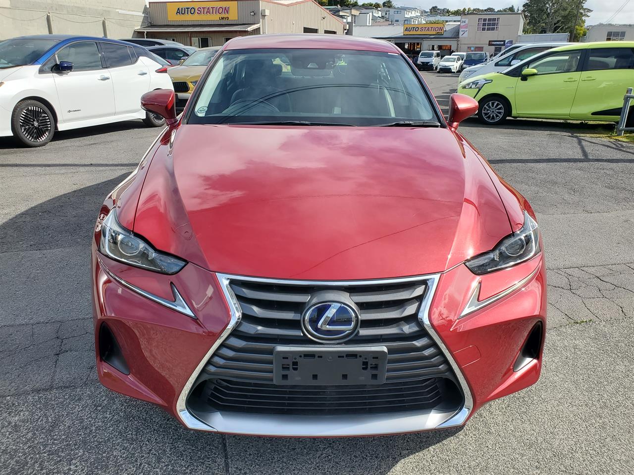 2017 Lexus IS300h thumbnail