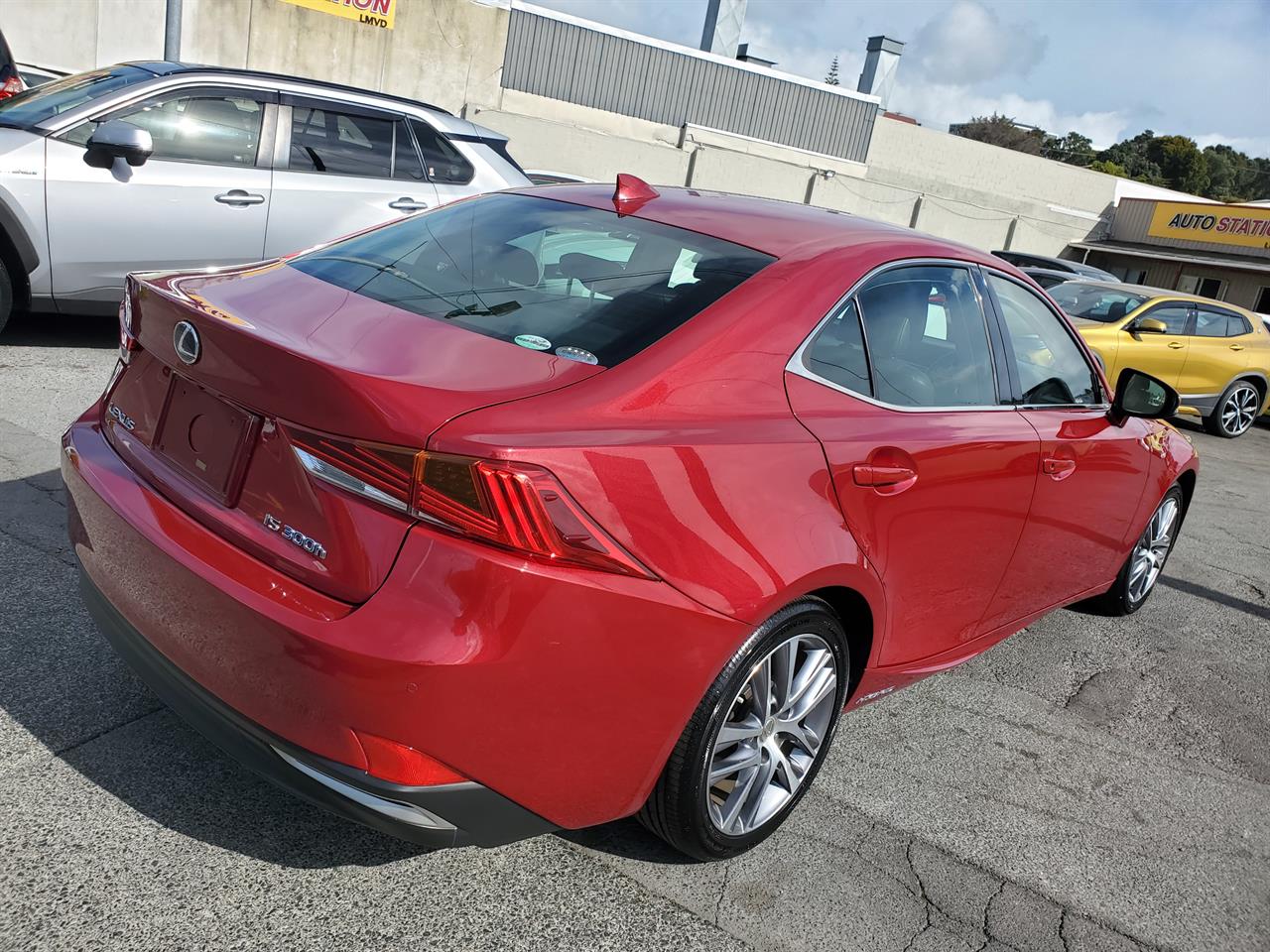 2017 Lexus IS300h thumbnail