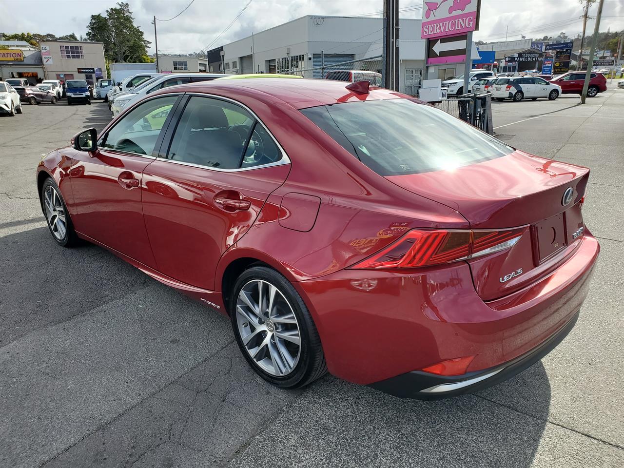 2017 Lexus IS300h thumbnail