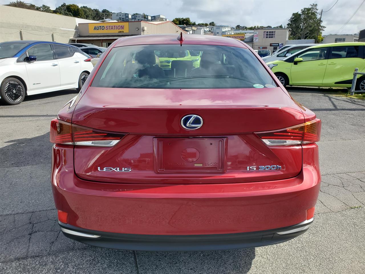 2017 Lexus IS300h thumbnail