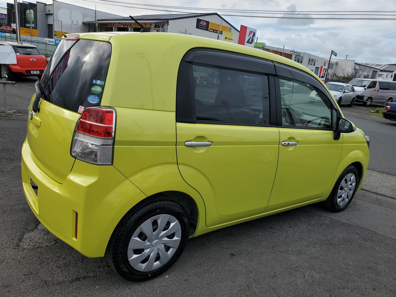 2013 Toyota Spade thumbnail